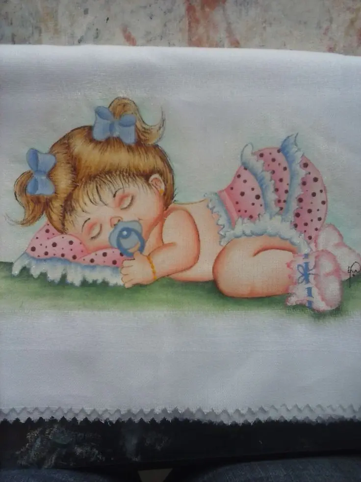 Fralda pintada com bebê dormindo e chupeta