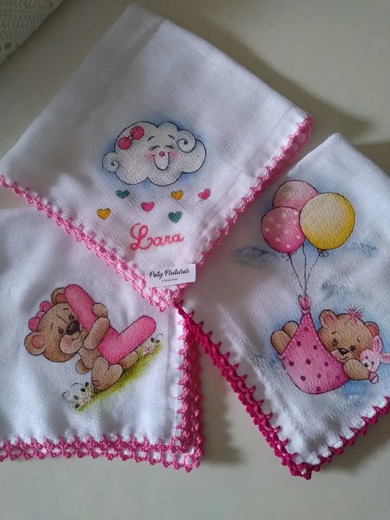 Fraldas pintadas com nuvem, ursinho e balões