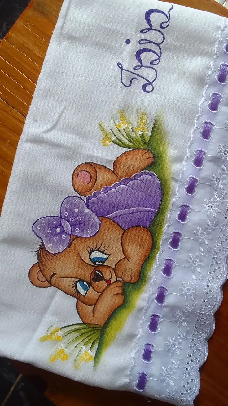 Fralda pintada com ursinha de laço roxo